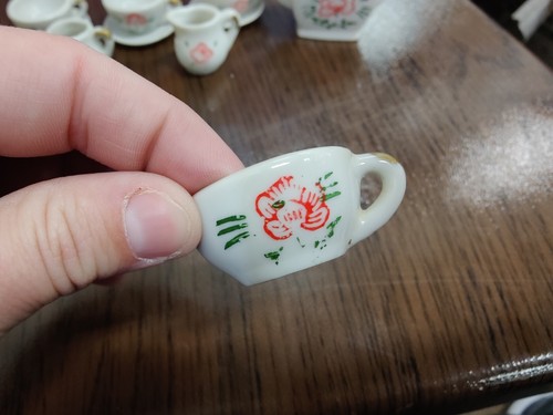 Vintage Child's Miniature Tea Set 10 Piece Red Floral Ceramic Made In Japan - Picture 3 of 11