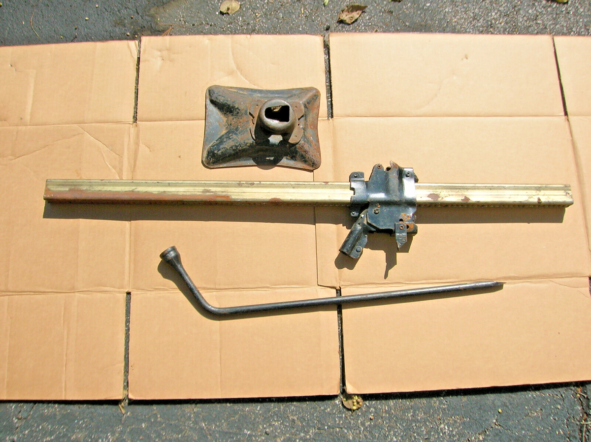 1960's-early 1970's hook type bumper jack.In pretty good shape