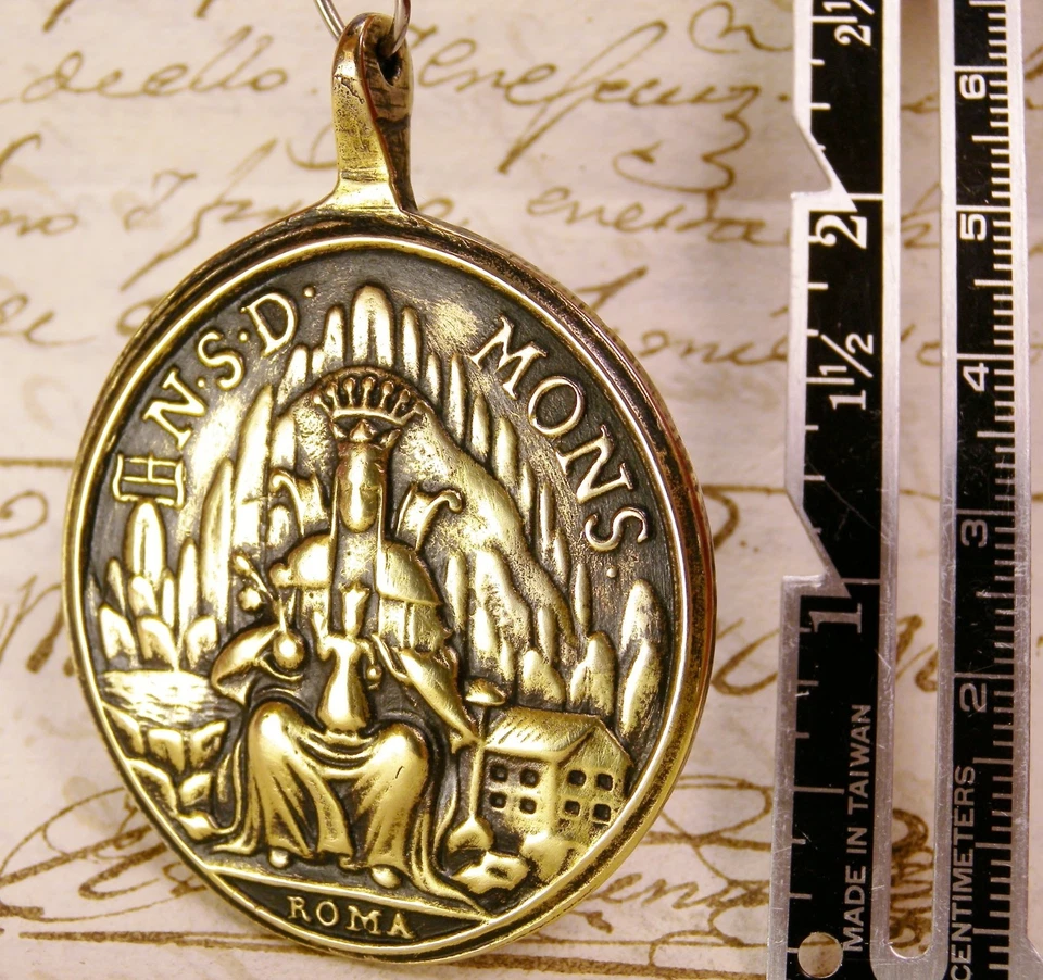 MEDALLA DE BRONCE ANTIGUA ORIGINAL DE EXORCISMO DE MONJES CATÓLICOS FUNDIDO VATICANO SAN BENDICTO Foto 3 de 4