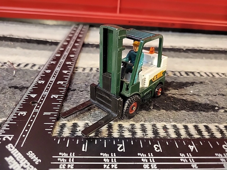 Allis Chalmers Lift Truck 1/32 Diecast Forklift Replica Collectible By Corgi - Image 2 of 4