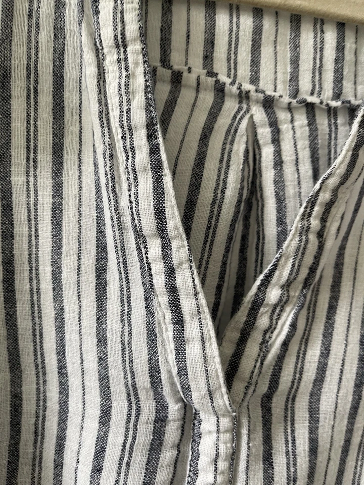 Old Navy Women’s Short Flutter Sleeve Linen Gray White Striped V-Neck Top Sze XL - Image 3 of 4