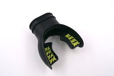 Ustnik silikonowy "Shark" czarno-żółty