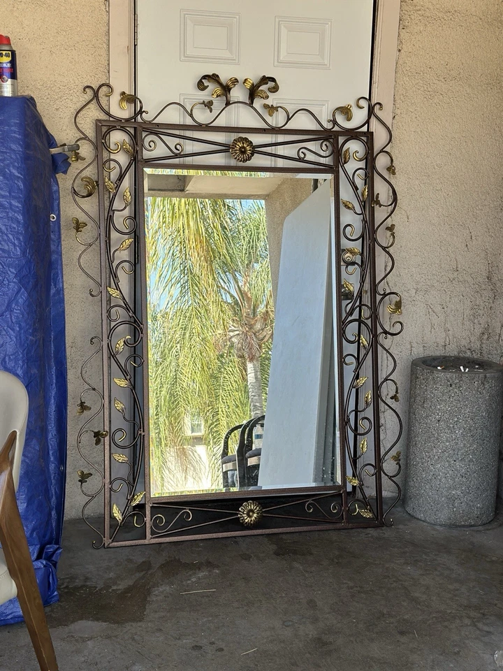 Espejo de vidrio biselado con marco de hierro forjado Foto 2 de 3