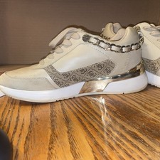 GUESS Tutu Women's White Beige Logo Print Low Top Comfort Lace-Up Sneakers