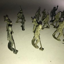 17 Toy Soldiers 2" Multiple positions. See Photos Mixed Plastic Soldiers
