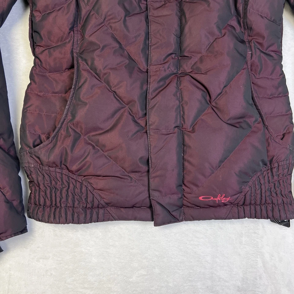 Chaqueta acolchada de plumón Oakley para mujer talla pequeña software púrpura iridiscente Foto 2 de 4