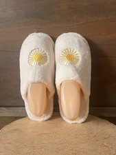 Daisy WHITE Plush Slippers Women's Size XL 11-12 SOFT COMFORT GREAT GIFT IDEA 