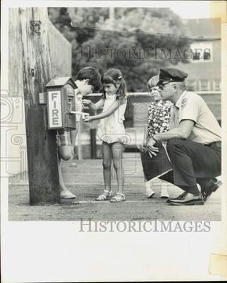 #ad 1970 Press Photo Police officer teaching youngsters how to use fire alarm $25.88