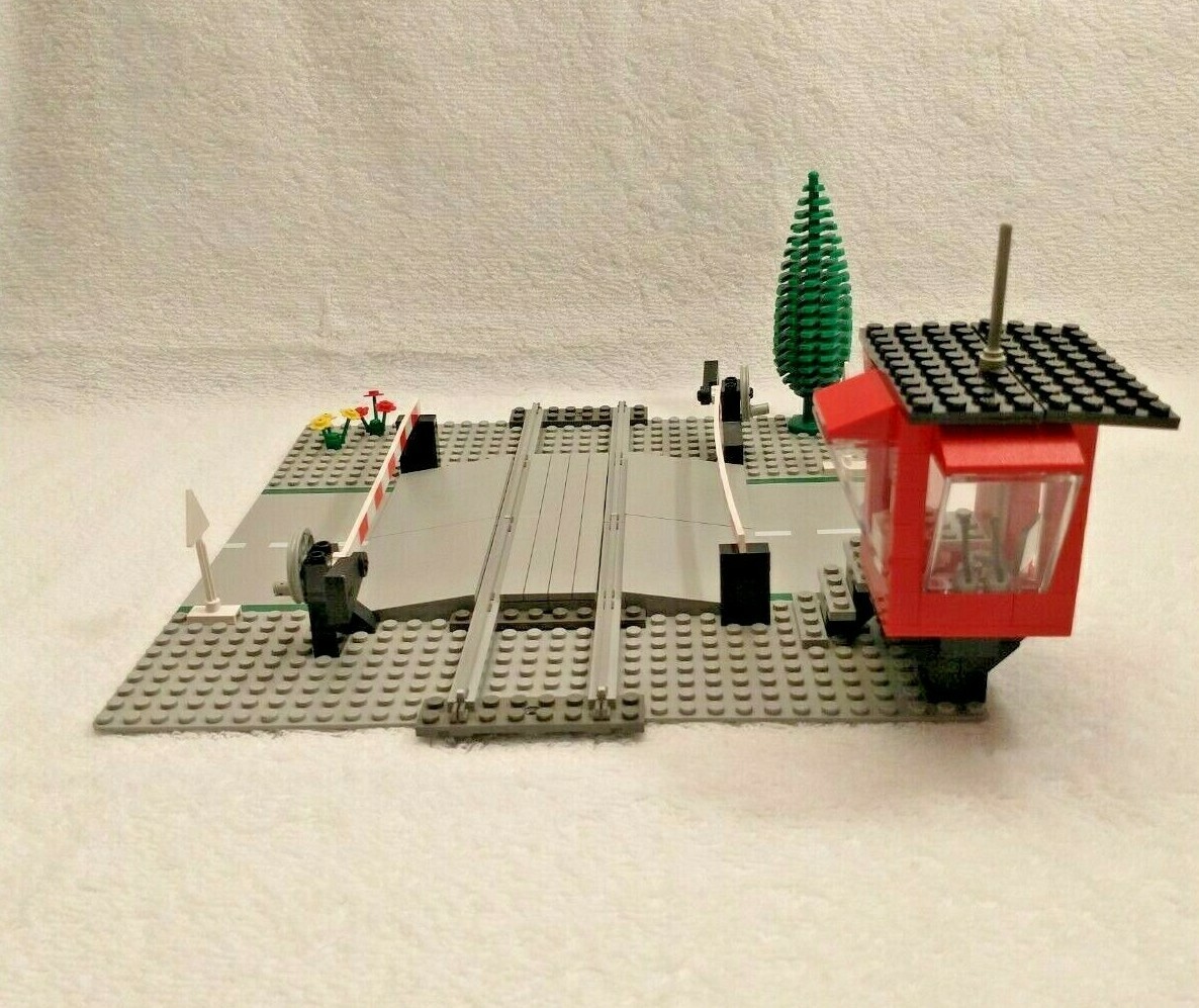 Lego Vintage 4.5V Train Set Number 7835, Manual Road Crossing