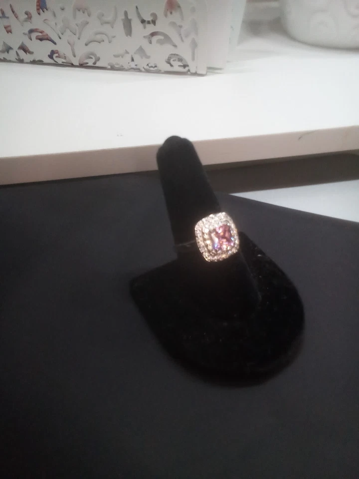 New Fragrant Jewels Ring Size 9 Faux Pink Sapphire Princess Cut W/ Clear Stones - Imagem 3 de 4