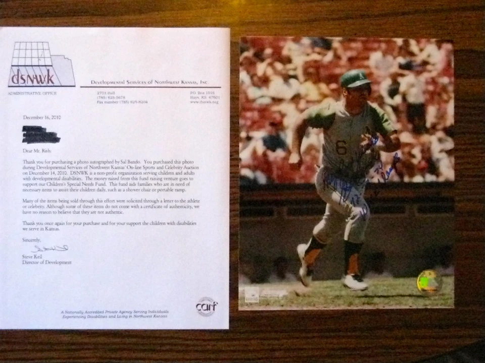 FOTO AUTOGRAFIADA DE SAL BANDO 8X10 MLB OAKLAND CAMPEONES DE ATLETISMO MILWAUKEE BREWERS Foto 2 de 4