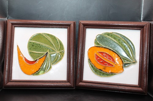 Set 2 piastrelle artistiche vintage metà secolo incorniciate ceramica con gemma smeraldo frutta melone - Foto 15 di 20