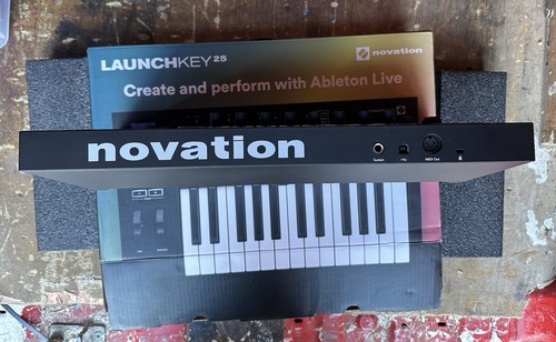 Novation Launchkey 25 MK3 USB Midi Keyboard Controller - Picture 2 of 5