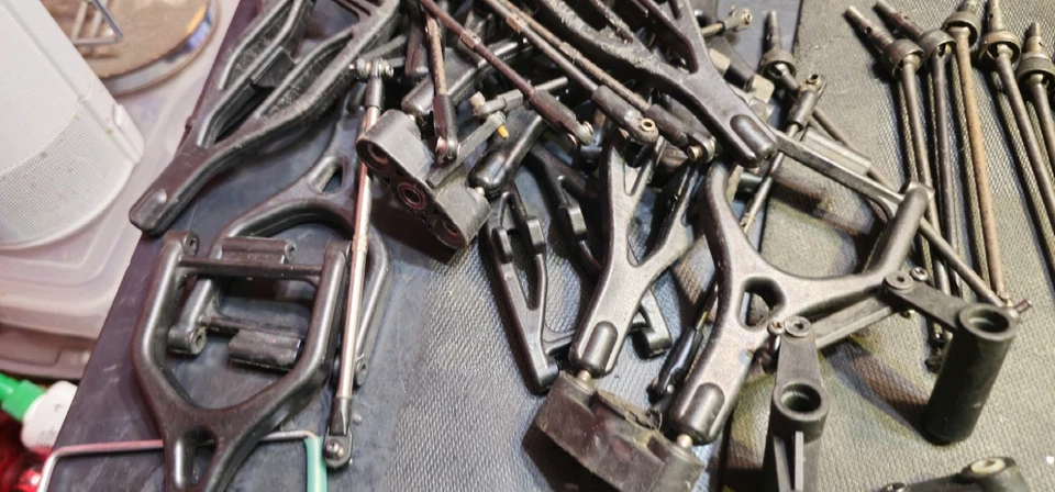 Team Associated MGT 4.6 CHASSIS AND PARTS 3 TRUCKS IN PIIECES. FOR PARTS ONLY! - Image 2 of 4