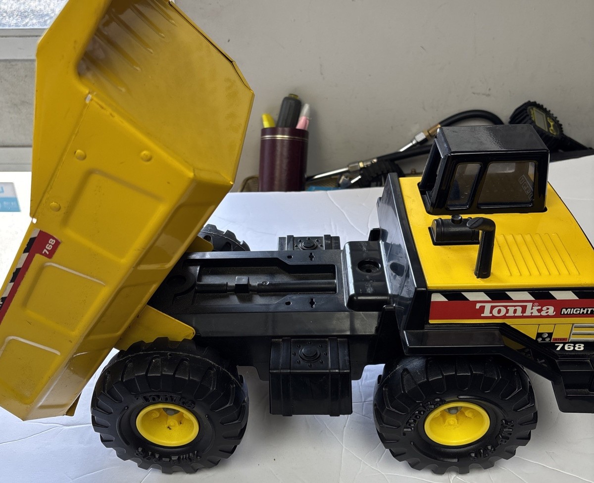 Vintage 1993 Tonka Mighty Dump Truck 768 Yellow 17