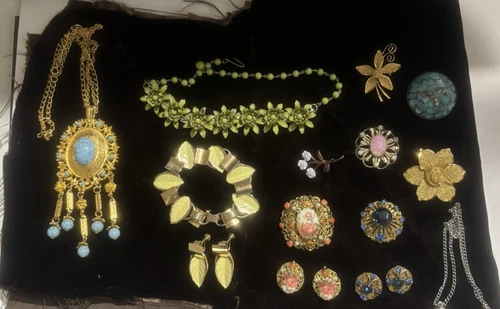 Small Lot of Vintage  Costume Jewelry necklace - brooches - earrings
