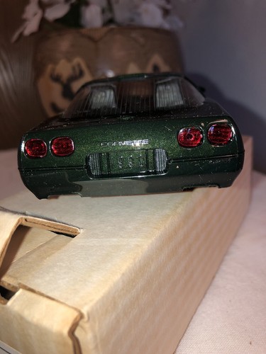 AMT-ERTL #6934 Chevrolet Corvette ZR-1 1990 Polo Green - Picture 7 of 11