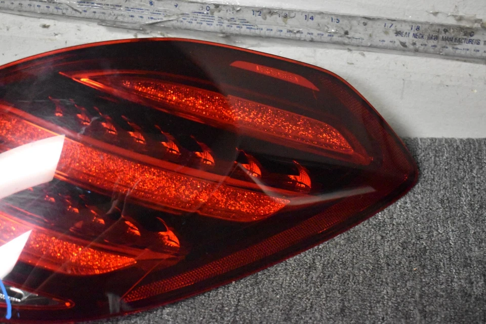 Luz trasera derecha Mercedes Benz S63 AMG 2018-2020 4Matic OEM de fábrica Foto 3 de 4