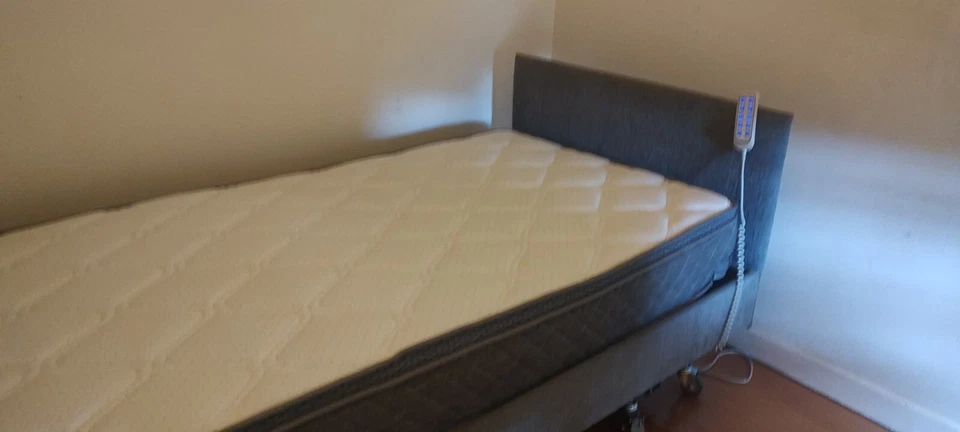 electric hospital HI LO bed - image 2 of 4