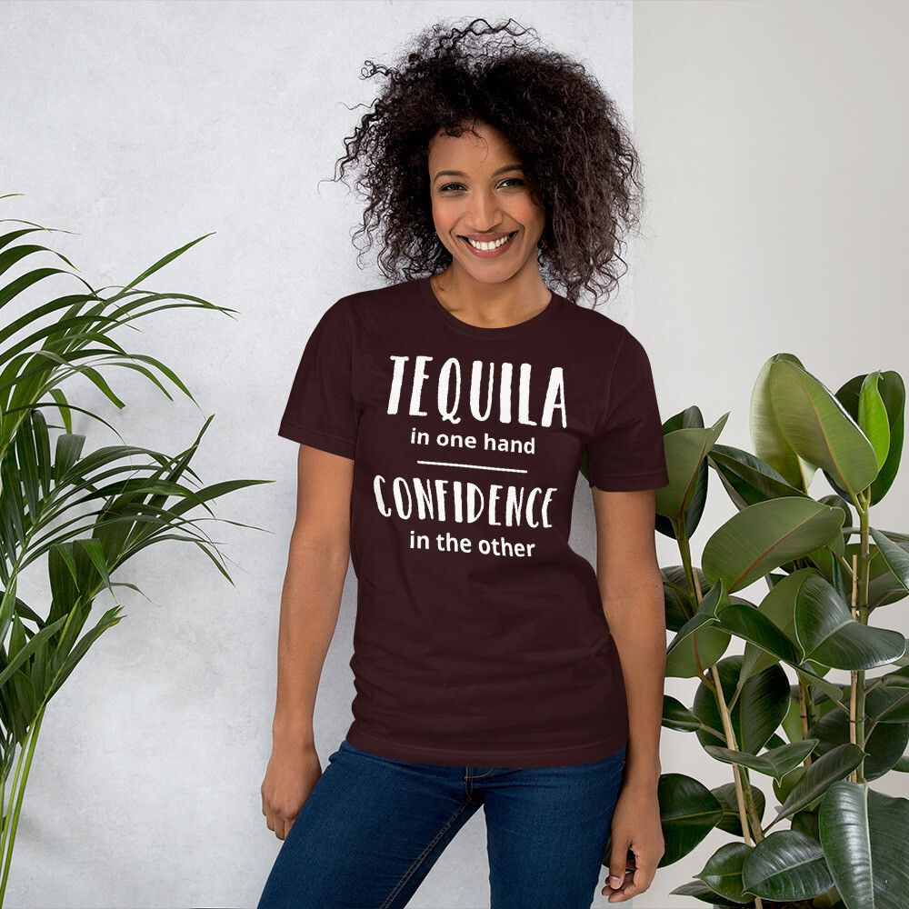 Tequila in una mano Fiducia nell'altra maglietta unisex manica corta