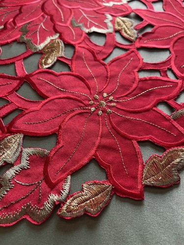 Red Green Gold Poinsettia Embroidery Round Table Centre Piece Placemat Doily - Picture 3 of 3