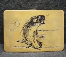 WL03158 VINTAGE 1970s FISH JUMPING AFTER BAIT AQUATIC ART BRASS BELT BUCKLE