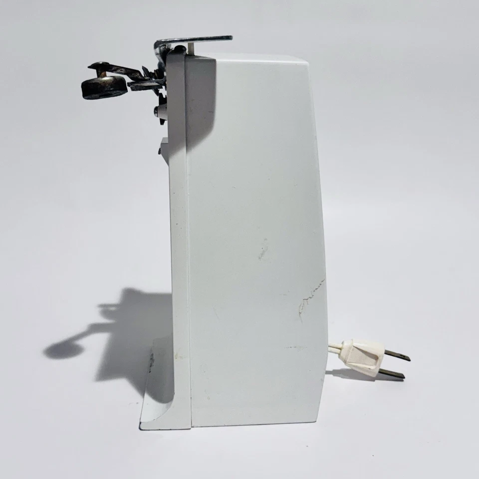 Vintage General Electric White Electric Can Opener Retractable Cord E3EC18 USA - Image 4 of 4