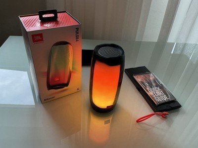 JBL Pulse 4 Bluetooth Lautsprecher / Schwarz