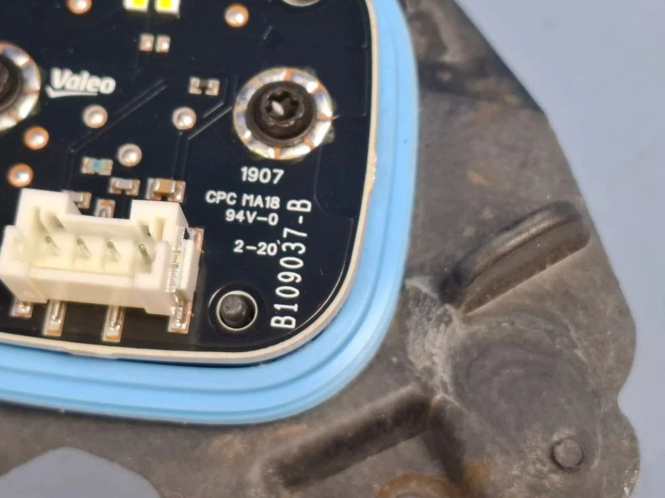 Tesla Modelo 3 2019 Electricidad Frontal Derecho LED Módulo de Control de Lastre B109037B Foto 4 de 4