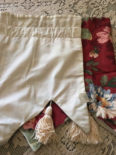 #2 CENEFA FLORAL GRANDE ELEGANTE FORRADA PERSONALIZADA ROSA BORGOÑA CON BORLAS BLANCAS - Imagen 5 de 7