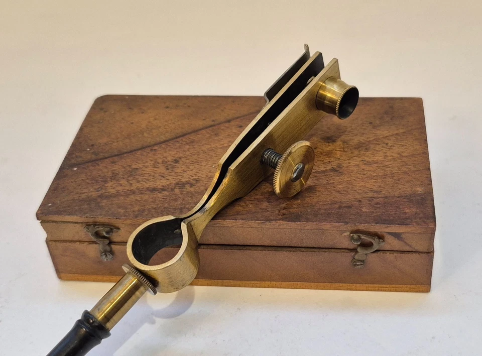 An unusual and late Joblot-type simple microscope, France, circa 1800 - Image 2 of 4