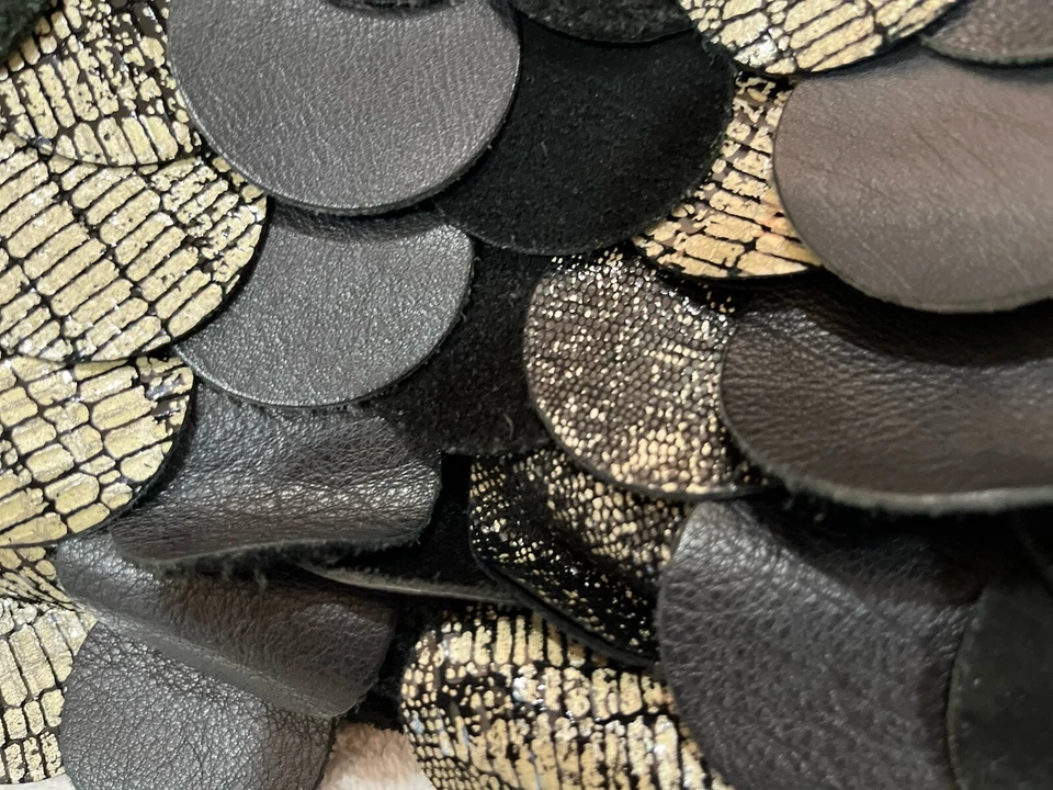 FROSTING por MARY NORTON Bolso de Cuero Guijarro Negro y Plateado Detalle de Flecos Circulares Usado en Excelente Condición Foto 2 de 4