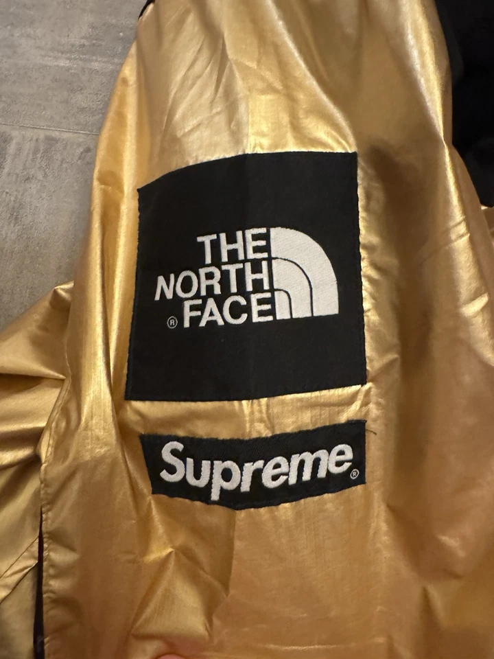 Parka de montaña metálica Supreme The North Face TNF dorada talla pequeña SS18 rara original Foto 4 de 4