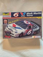 Mark Martin #6 Valvoline Ford Taurus plastic model kit by Revell #85-2477