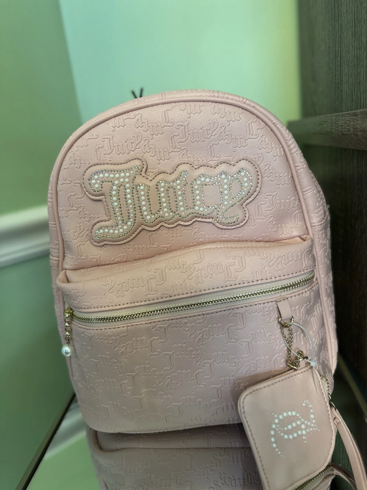 Zaino Juicy Couture rosa nuovo con etichetta con dettagli in perle e piccolo portamonete.