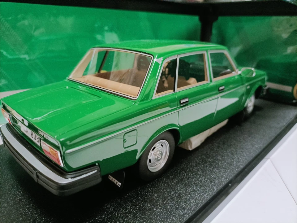 Cult 1:18 Volvo 244DL 1975 Green Rich Four Door Sedan Model Decoration - Image 3 of 4