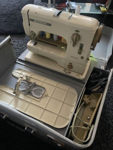 Bernina Record 530-2 Vintage Sewing Machine Fully Functional With Foot Pedal - Picture 2 of 4