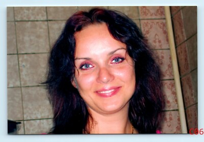 FOUND COLOR PHOTO PRETTY CUTE SMILING WOMAN POSED  CLOSE UP