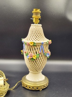 Vintage Capodimonte Stil offener Korbgeflecht Keramik Lampenfuß, muss neu verkabelt werden
