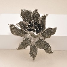Fashion Crystal Flower Brooch Pin Women Rhinestone Shining Banquet Badge Corsage