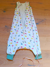 Alanya Schlafsack mit Beinen ärmellos weiß mit buntem Dinosaurier Muster 100cm