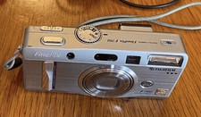 Fujifilm FinePix F700 Super CCD 6.2 MP Compact Camera - Silver 43860830 