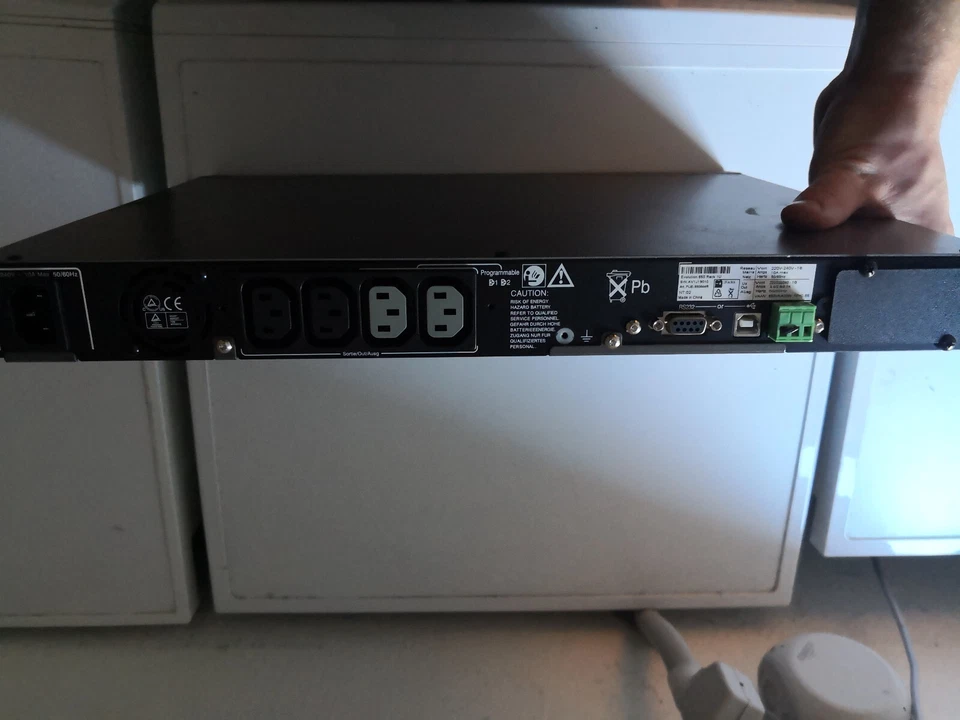 MGE evolution 650 USV TISCH RACK - Bild 2 von 3