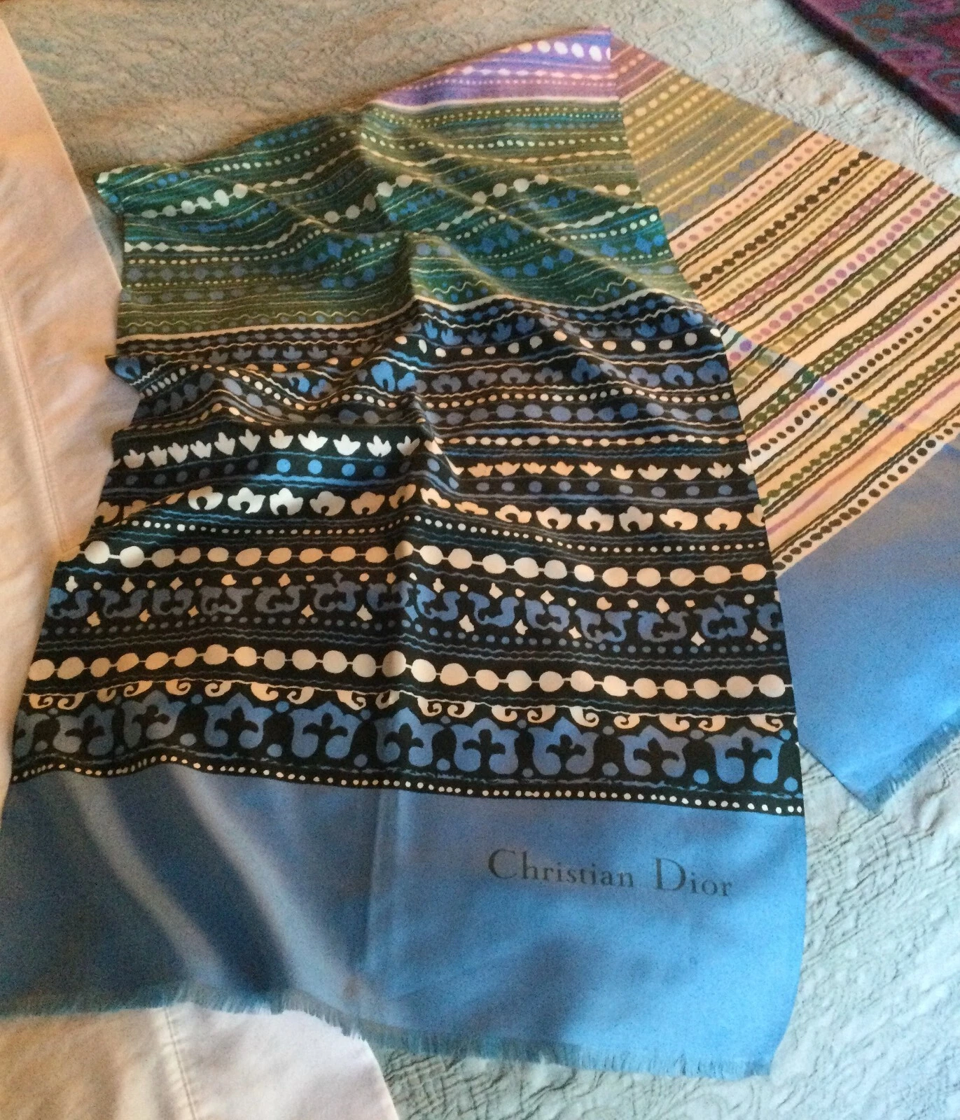 Grand foulard vintage en soie Christian Dior motif géométrique en bleu et violet