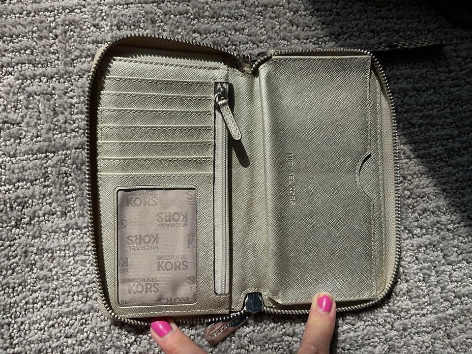 Carteira de pulso vintage Michael Kors prata/pinos metálicos - Imagem 4 de 4