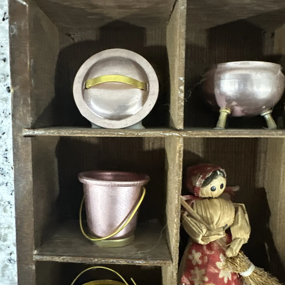 Estante de baratija de exhibición de utensilios de cocina miniatura vintage decoración de platos. Foto 3 de 4