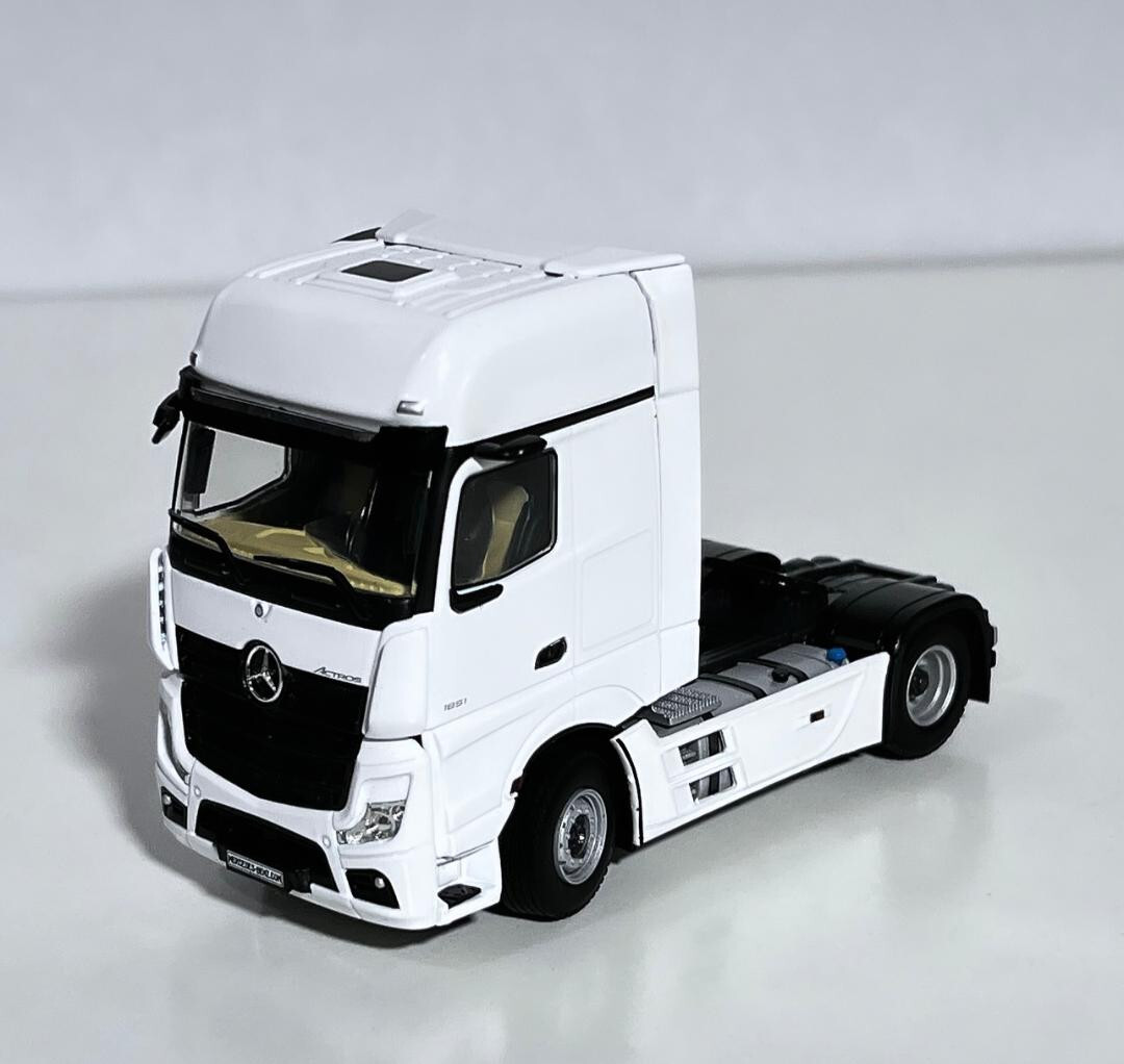 Mercedes-Benz Actros トラック 1/32スケール　非売品 1/32 Scale Mercedes Benz New Actros MP4 Truck Tractor Orange