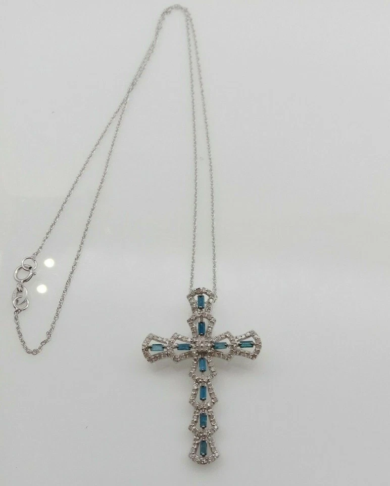 Collar colgante de plata con cruz de diamantes azules blancos naturales redondos baguette de 1,03 quilates Foto 4 de 4