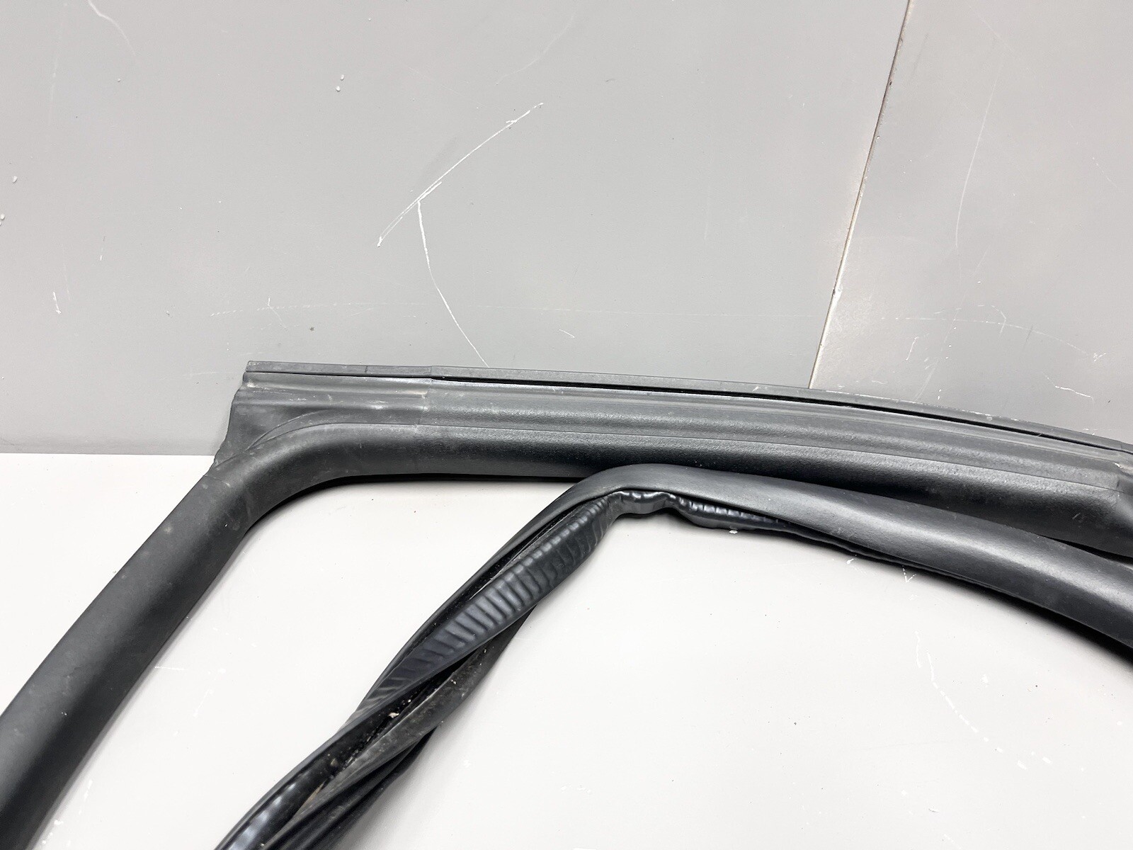 ⭐️2017-2020 MASERATI LEVANTE REAR RIGHT SIDE DOOR BODY WEATHERSTRIP SEAL OEM