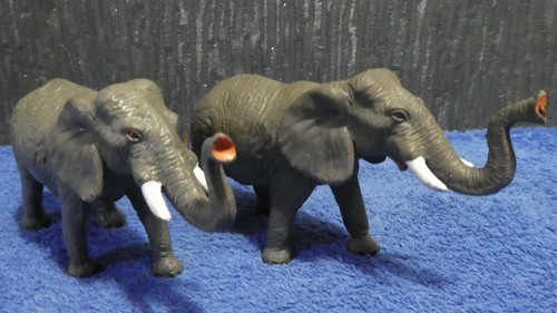 KONVOLUT PLASTIK WILDTIERE ELEFANTEN MIT STOSSZÄHNEN UND EINEM PAVIAN 1994 - Bild 2 von 11